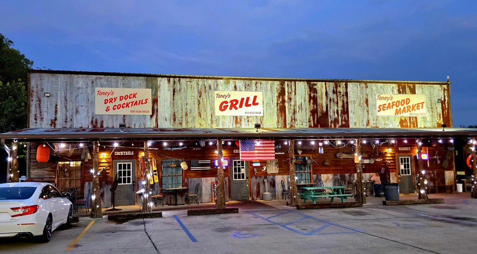 Seafood restaurant exterior along US-61 in Vicksburg.